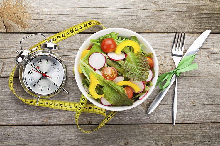 کاهش ابتلا به سرطان با تغییر زمان شام خوردن