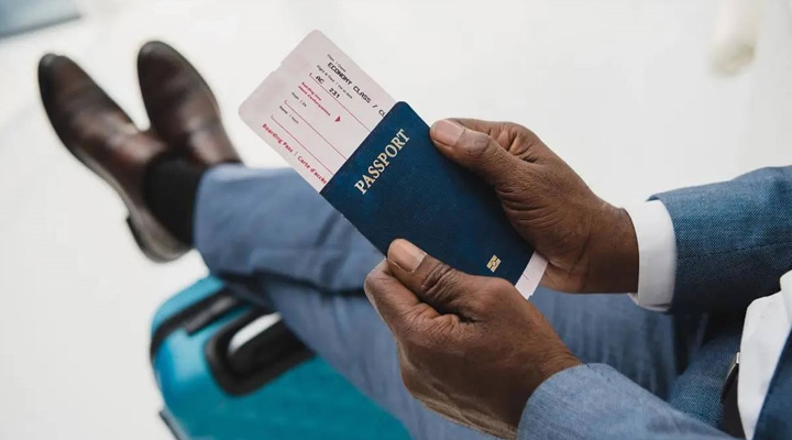 تصویر پاسپورت و بلیت هواپیما 